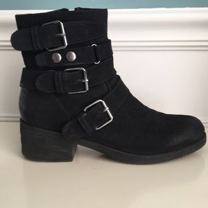 Black boots with buckle!
